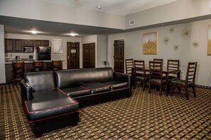 Pillow-top beds, in-room safe, desk, iron/ironing board - Evangeline Downs Hotel, an Ascend Collection Hotel (Opelousas)