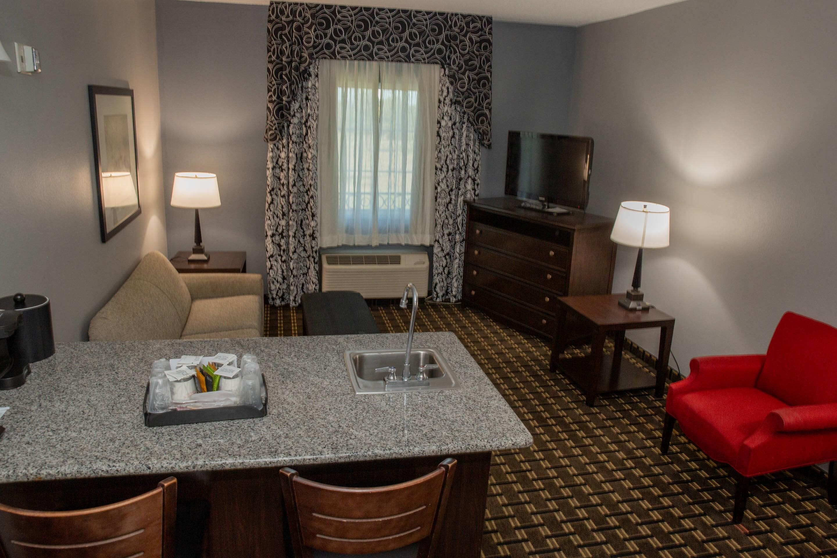 Suite, 1 très grand lit et 1 canapé-lit, accessible aux personnes à mobilité réduite, non-fumeurs | Surmatelas, coffres-forts dans les chambres, bureau