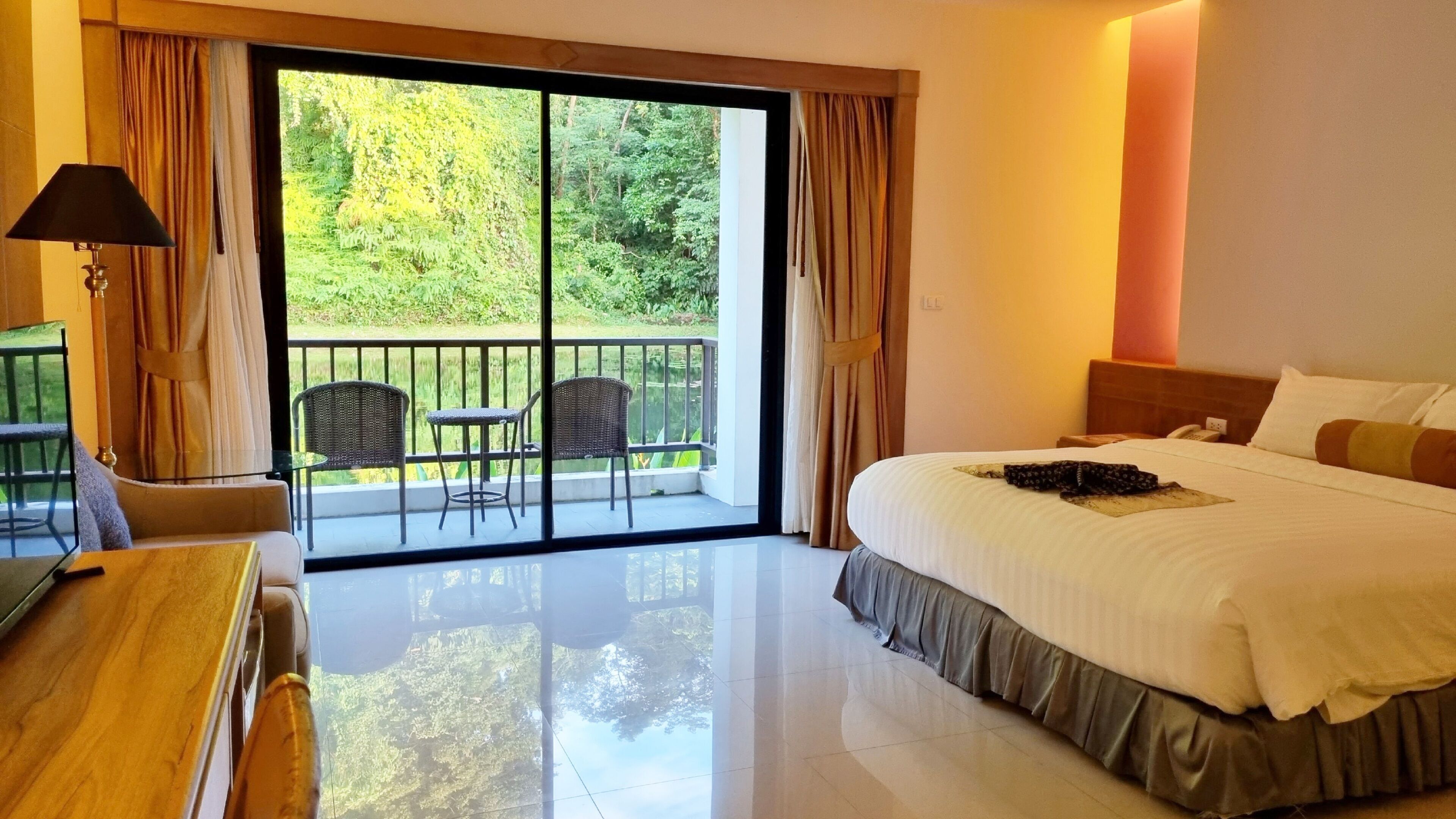 Hypo-allergenic bedding, desk, blackout drapes, free WiFi