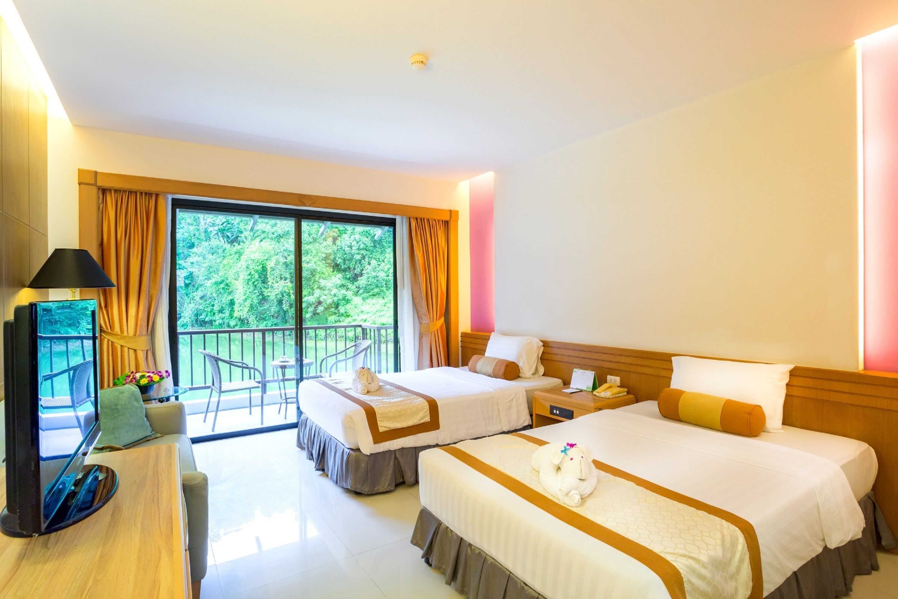 Hypo-allergenic bedding, desk, blackout drapes, free WiFi