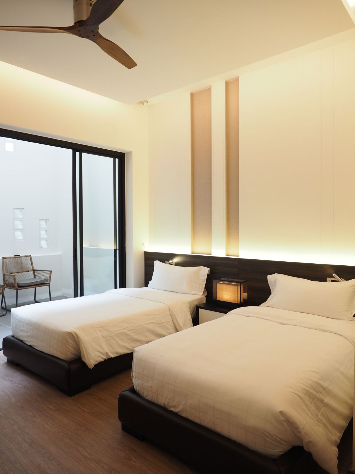 Hypo-allergenic bedding, desk, blackout drapes, free WiFi