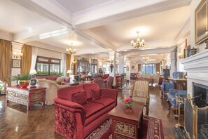 Lobby lounge - The Elgin Mount Pandim - A Heritage Resort & Spa (Gyalshing)