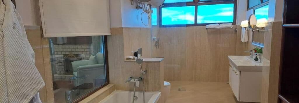 Un baño moderno con bañera, ducha y tocador con espejo.