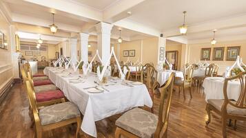 Desayuno buffet diario (INR 3000 por persona)