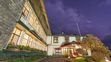 Fachada de la propiedad por la tarde o noche