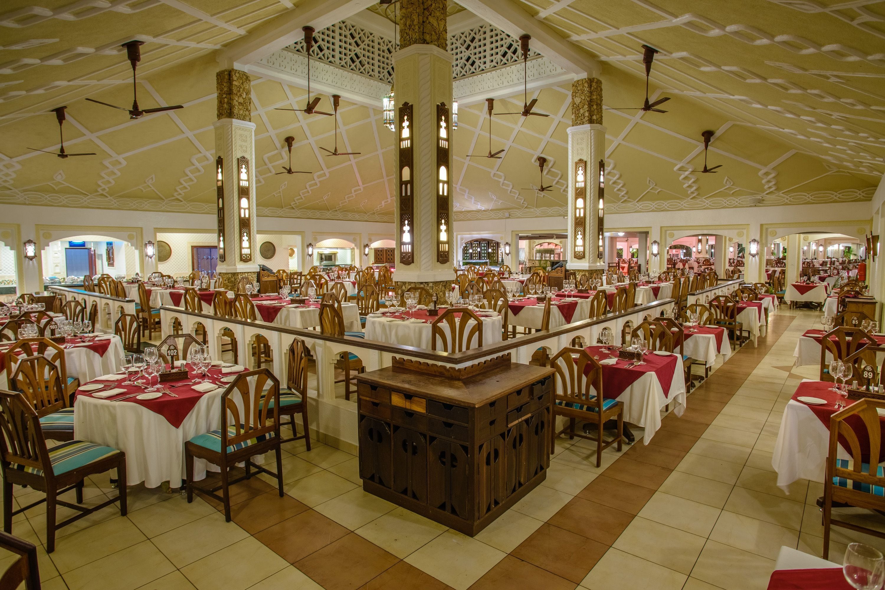 3 restaurants, breakfast, lunch, dinner served; international cuisine