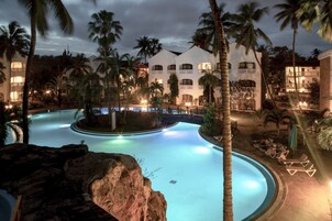 5 piscinas al aire libre, sombrillas