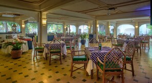 3 restaurants, breakfast, lunch, dinner served; international cuisine