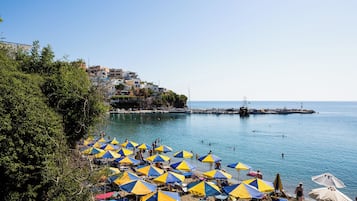 Plage privée, chaises longues, parasols, serviettes de plage