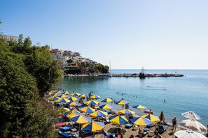 Praia particular, espreguiçadeiras, guarda-sóis, toalhas de praia 