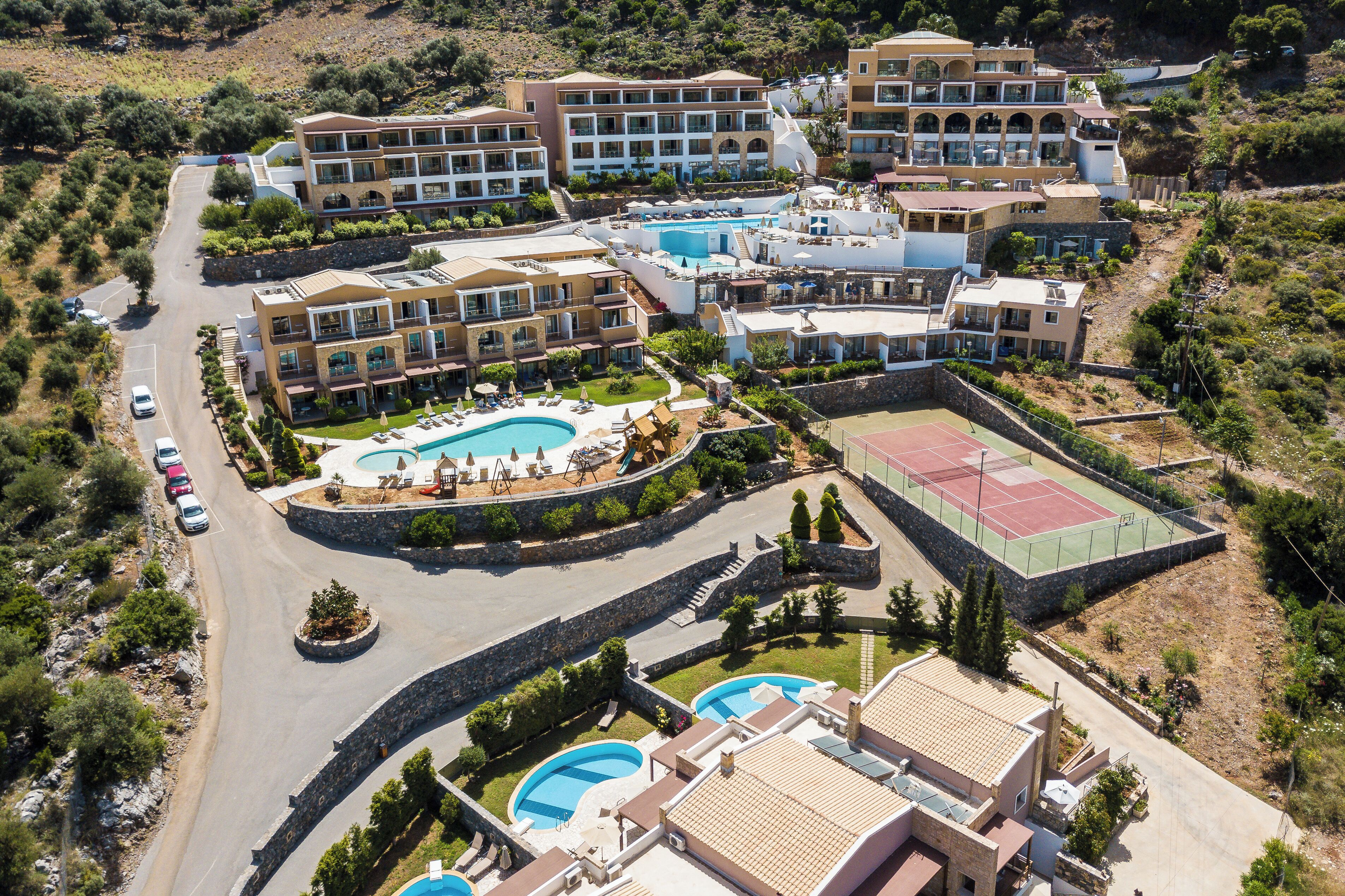 Hồ bơi trong nhà, dù/ô trên bãi biển/hồ bơi, ghế dài tắm nắng 