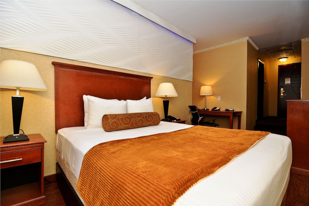 Standard Room, 1 King Bed | Tempur-Pedic beds, desk, iron/ironing board, WiFi (free)