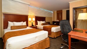 Chambre double, 2 lits doubles | Centre d’affaires dans la chambre