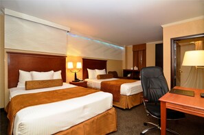 Quarto casal, 2 camas de casal | Business Center no quarto