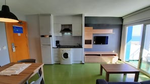 Großer Kühlschrank, Mikrowelle, Herdplatte