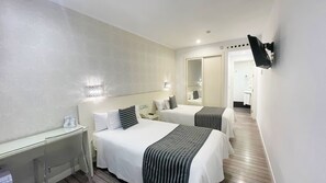 Minibar, in-room safe, desk, iron/ironing board - Hotel La Boutique Puerta Osario (Córdoba)