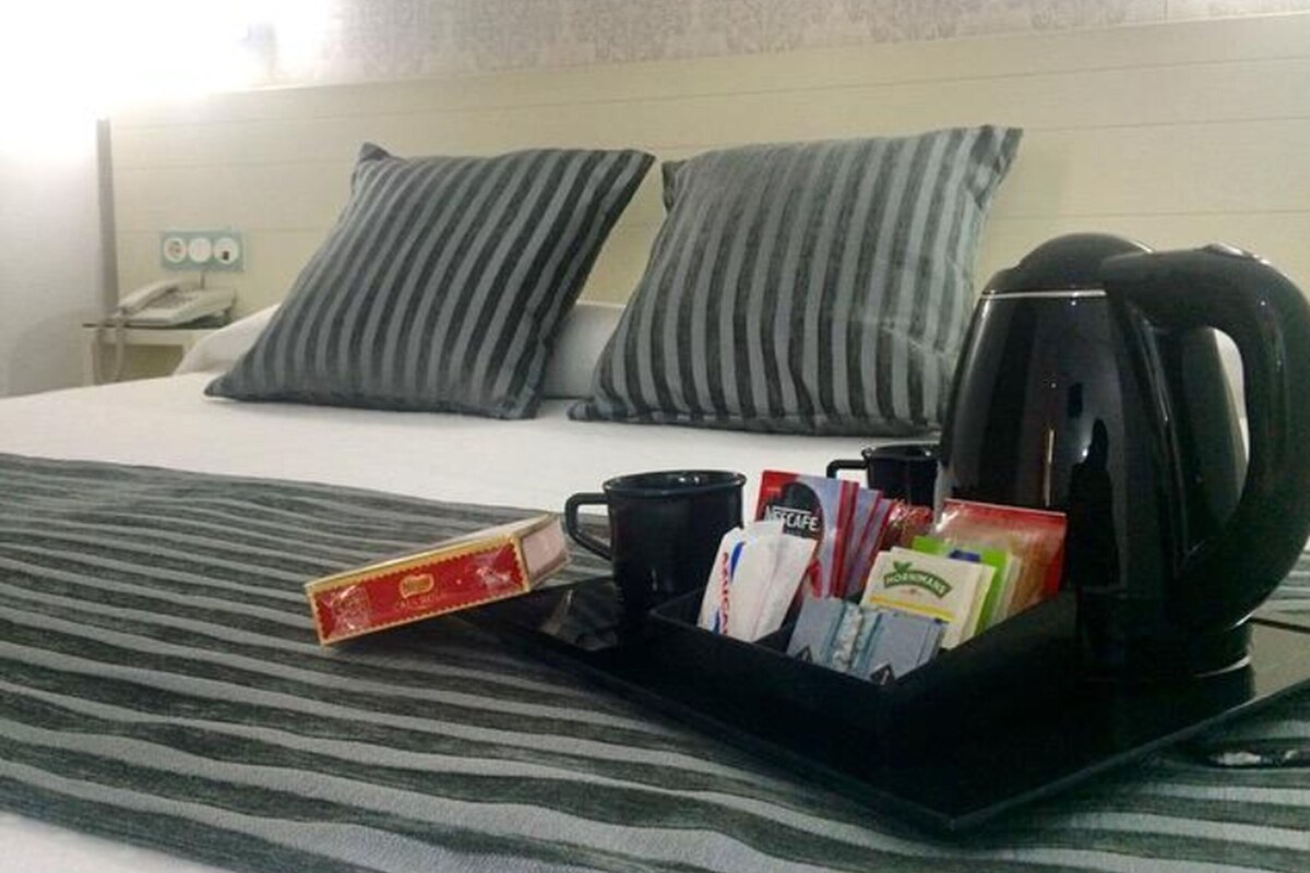 Minibar, Zimmersafe, Schreibtisch, Bügeleisen/Bügelbrett