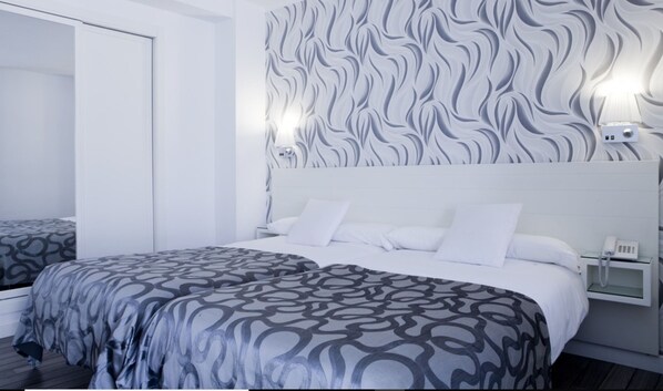 Minibar, caja de seguridad en la habitación y escritorio 