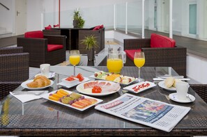Daily continental breakfast (EUR 15.90 per person) - Hotel La Boutique Puerta Osario (Córdoba)
