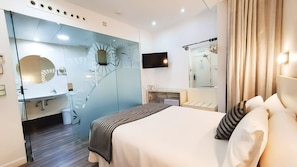 Minibar, in-room safe, desk, iron/ironing board