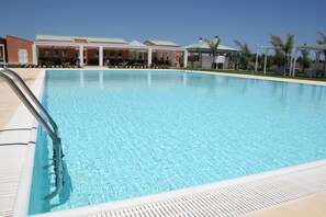 Piscine extérieure (ouverte en saison), parasols de plage