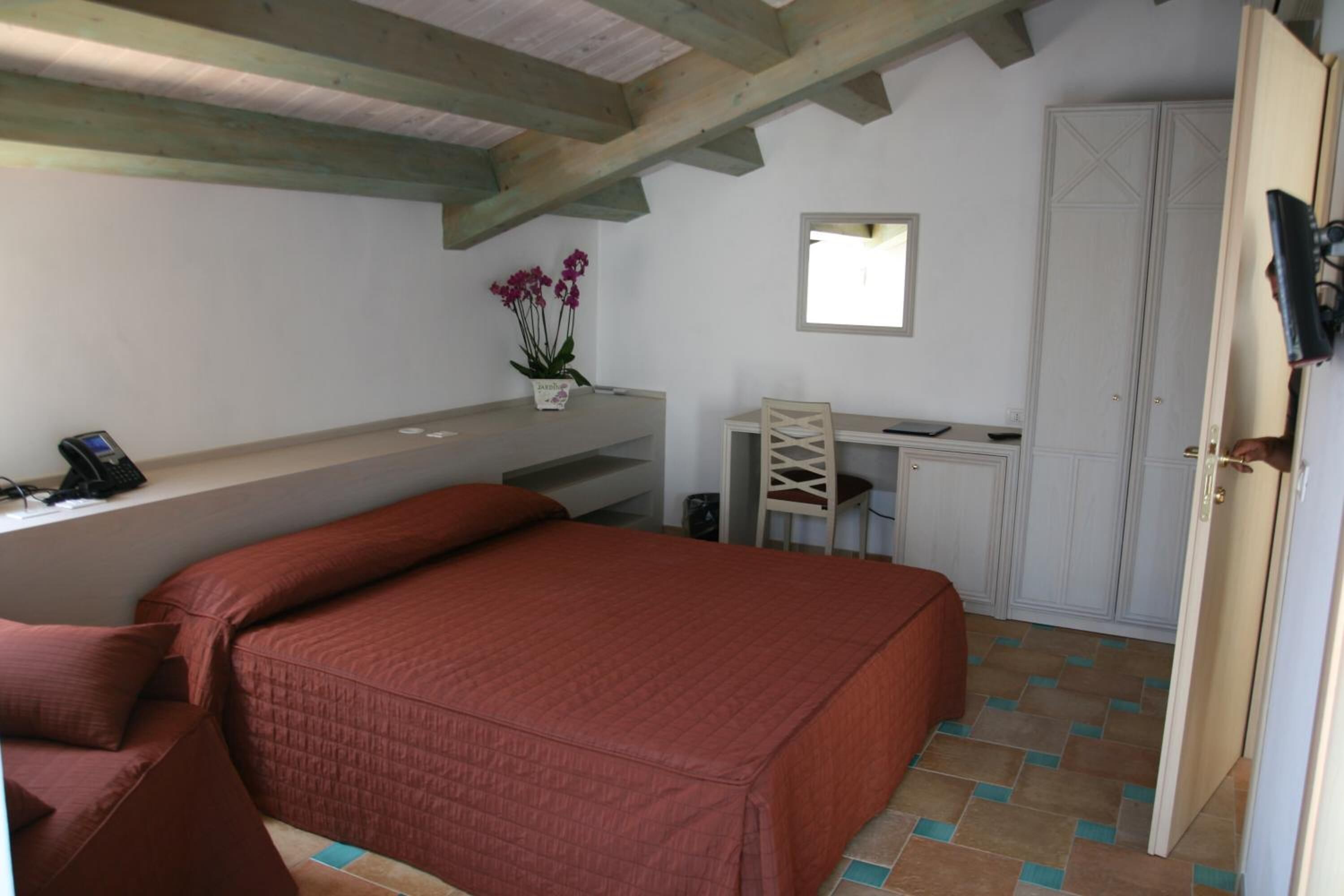 premium bedding, minibar, in-room safe, soundproofing