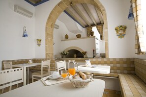 含每日吃到飽早餐