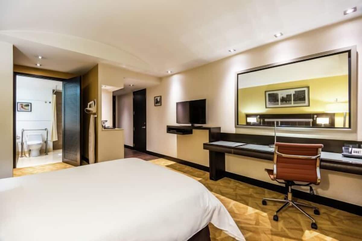 1 bedroom, in-room safe, desk, laptop workspace