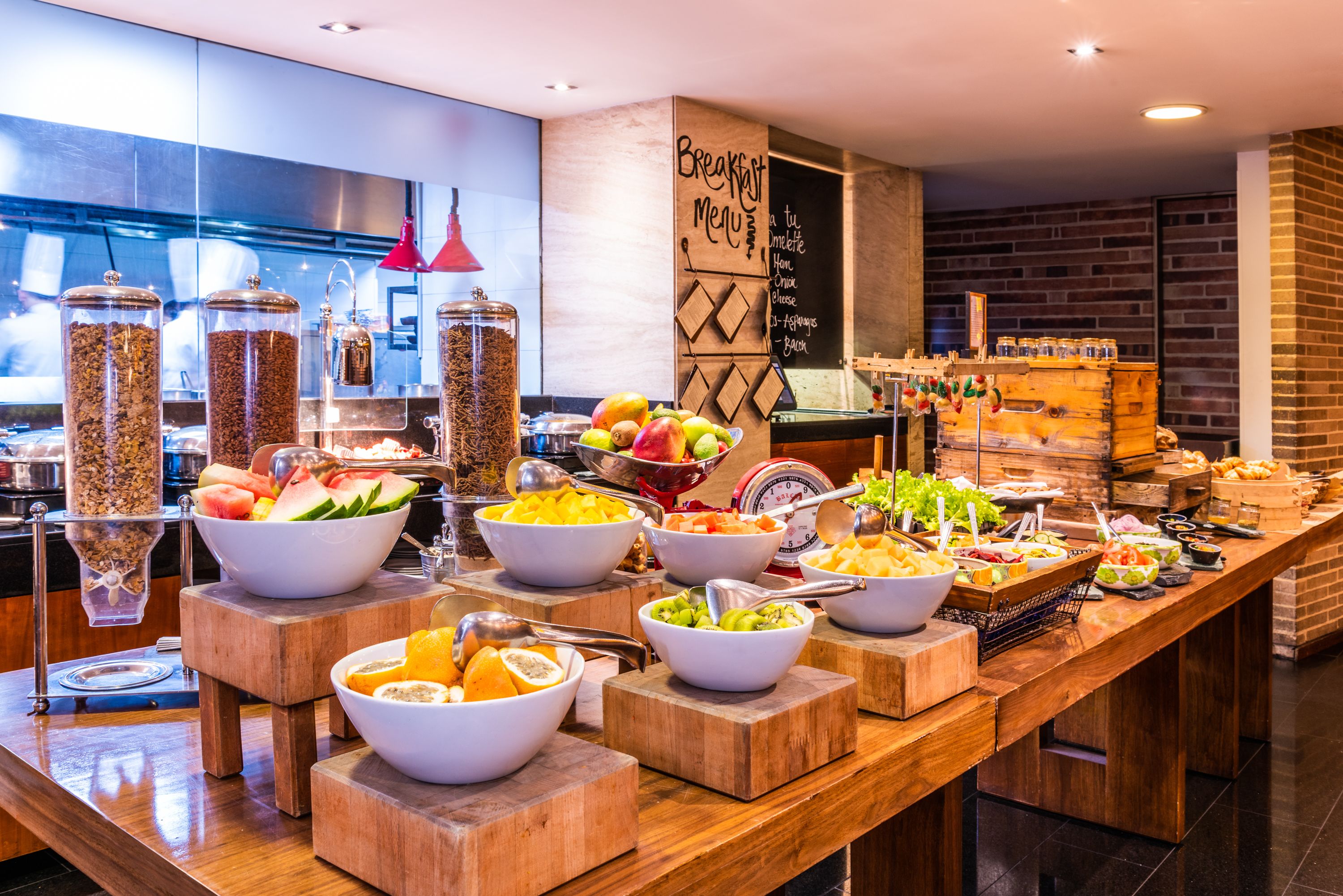 Buffet com diversos alimentos e acompanhamentos.