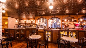 Un bar con muebles de madera y pared de ladrillo.