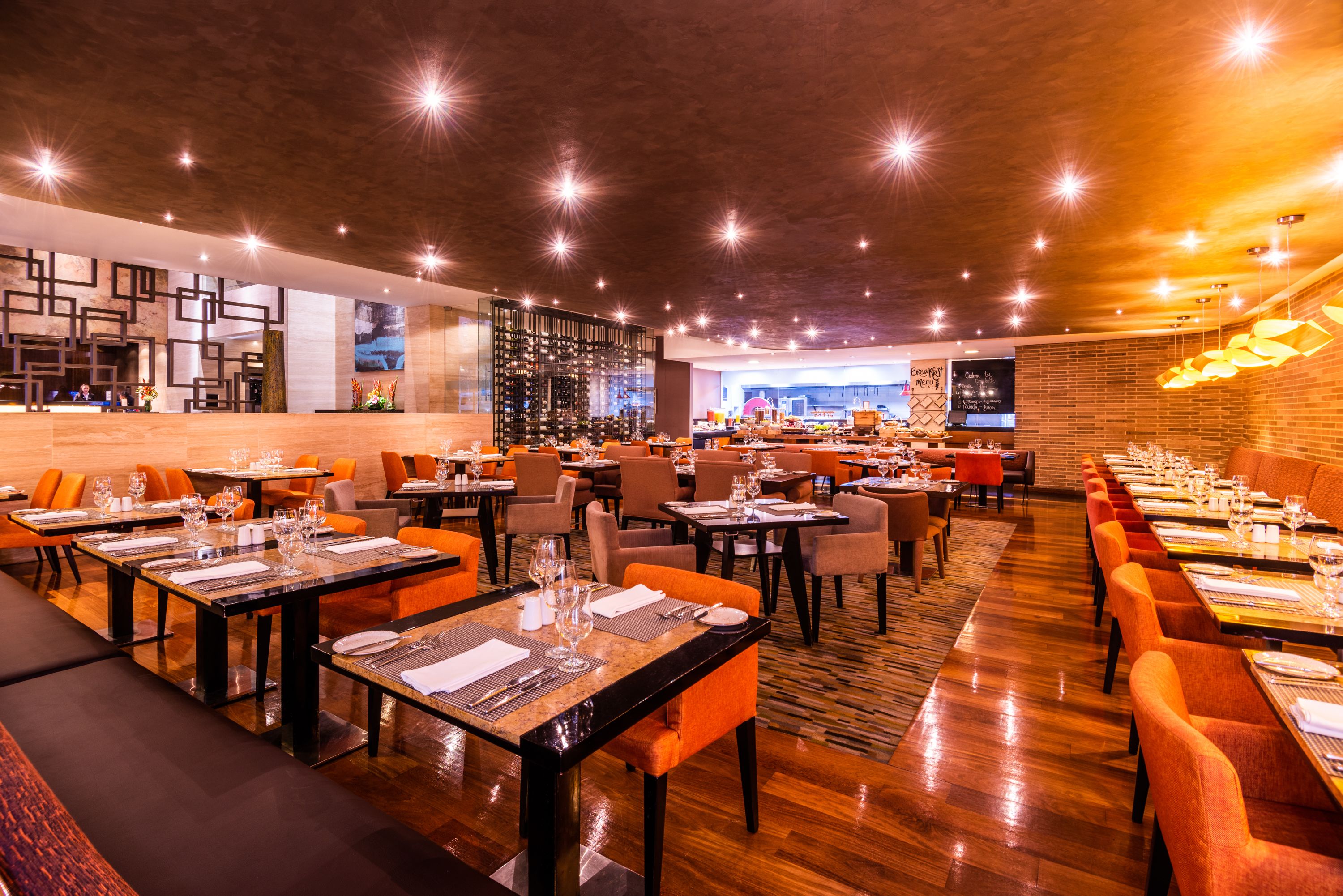 供应早餐、午餐和晚餐