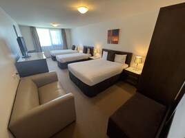 Habitación triple Deluxe (Twin) | Minibar, tabla de planchar con plancha, wifi gratis y ropa de cama