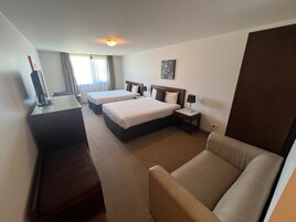Habitación Deluxe con 2 camas individuales | Minibar, tabla de planchar con plancha, wifi gratis y ropa de cama