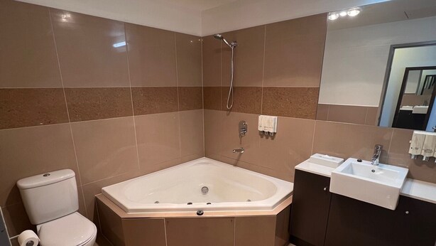 Suite – executive, massasjebadekar | Bad | Hårføner og håndklær