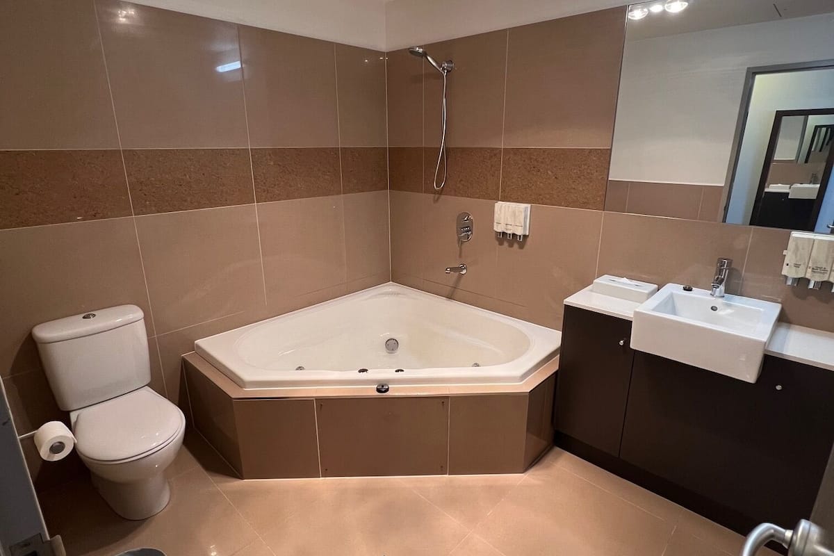 executive king spa suite | bathroom | hair dryer, towels