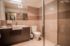 Secador de cabelo, toalhas de banho