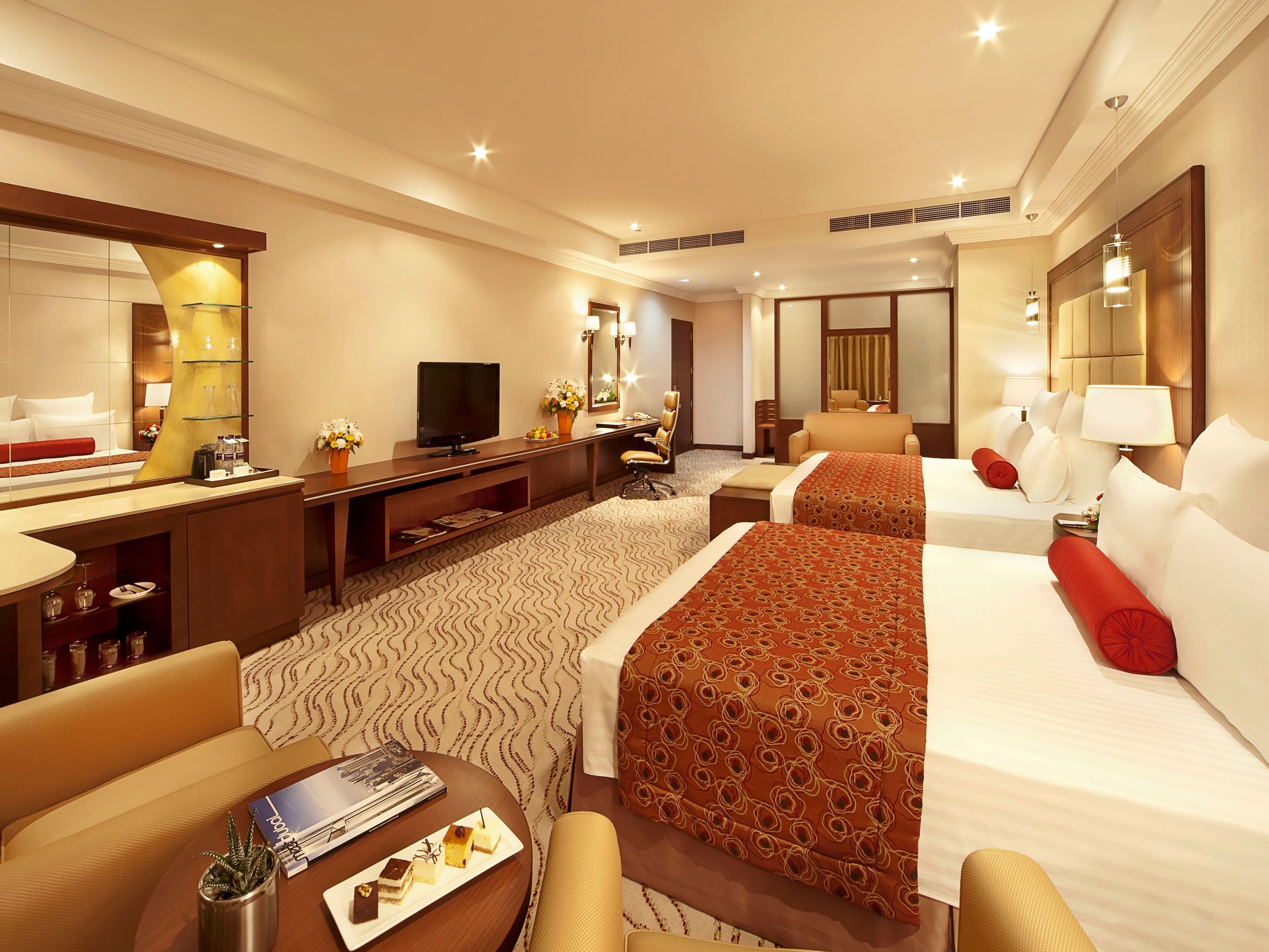 Junior-Suite, 2 Doppelbetten | Hochwertige Bettwaren, Zimmersafe, Schreibtisch, Verdunkelungsvorhänge