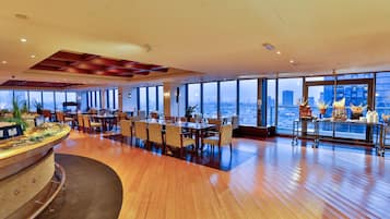 3 restaurants, breakfast, lunch, dinner served; international cuisine