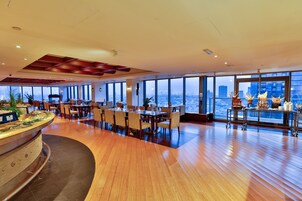 3 间餐厅，供应早餐、午餐和晚餐，国际美食
