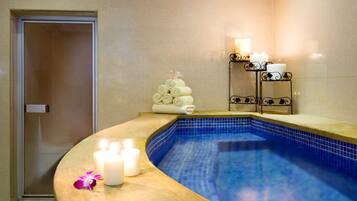 Salas de tratamiento para parejas, un sauna, una bañera de hidromasaje