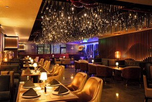 3 restaurants, breakfast, lunch, dinner served; international cuisine - Park Regis Kris Kin Hotel Dubai (Dubai)
