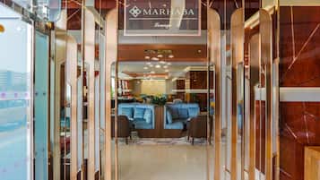 2 bars/lounges
