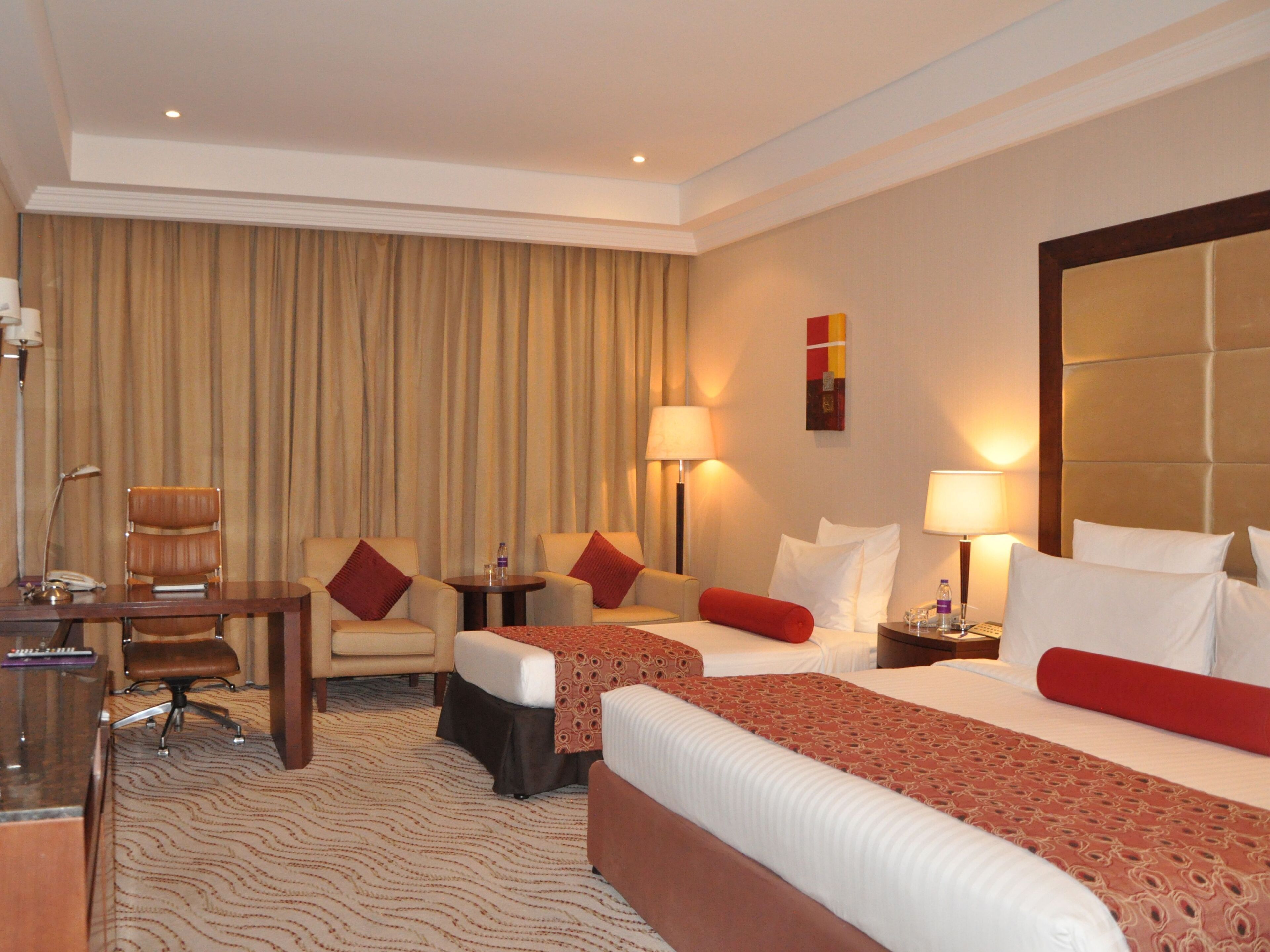 Superior-Zimmer, Mehrere Betten | Hochwertige Bettwaren, Zimmersafe, Schreibtisch, Verdunkelungsvorhänge