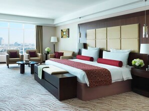 Suite Junior, 1 lit double | Literie de qualité, coffre-fort, bureau, rideaux d’obscurcissement