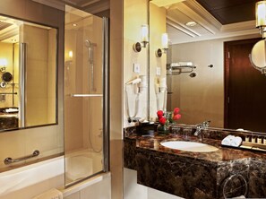Separate tub and shower, hair dryer, bidet, towels - Park Regis Kris Kin Hotel Dubai (Dubai)