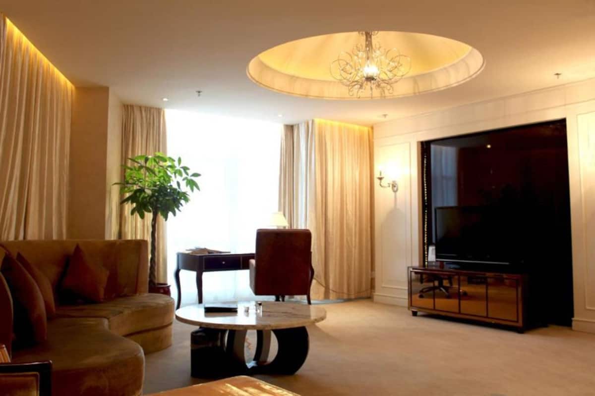 Executive suite | Een minibar, een kluis op de kamer, een bureau, verduisterende gordijnen