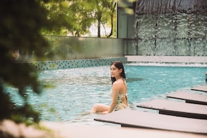 Una piscina al aire libre (de 06:00 a 22:00), tumbonas