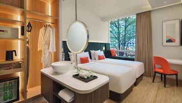 Minibar, coffres-forts dans les chambres, bureau, rideaux occultants