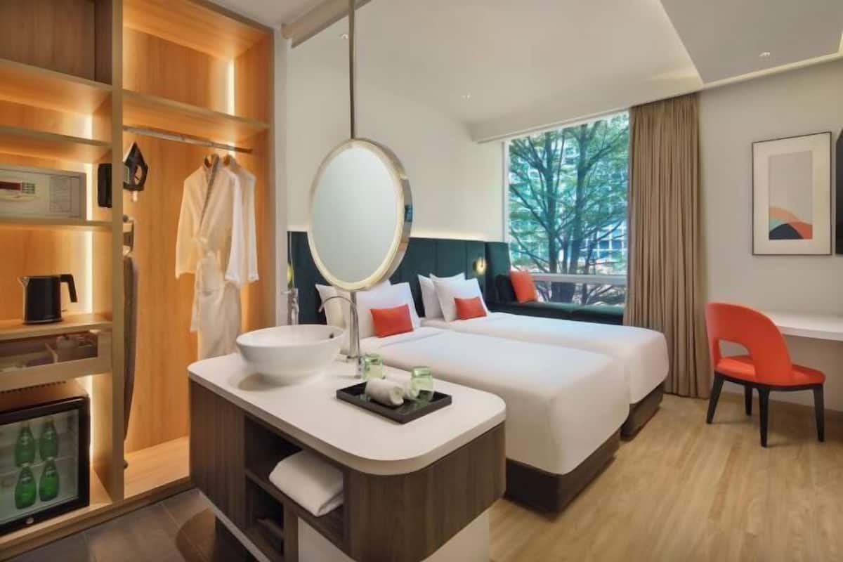 Minibar, Zimmersafe, Schreibtisch, Verdunkelungsvorhänge