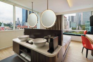 In-room safe, desk, blackout curtains, iron/ironing board - Park Regis by Prince Singapore (Singapore)